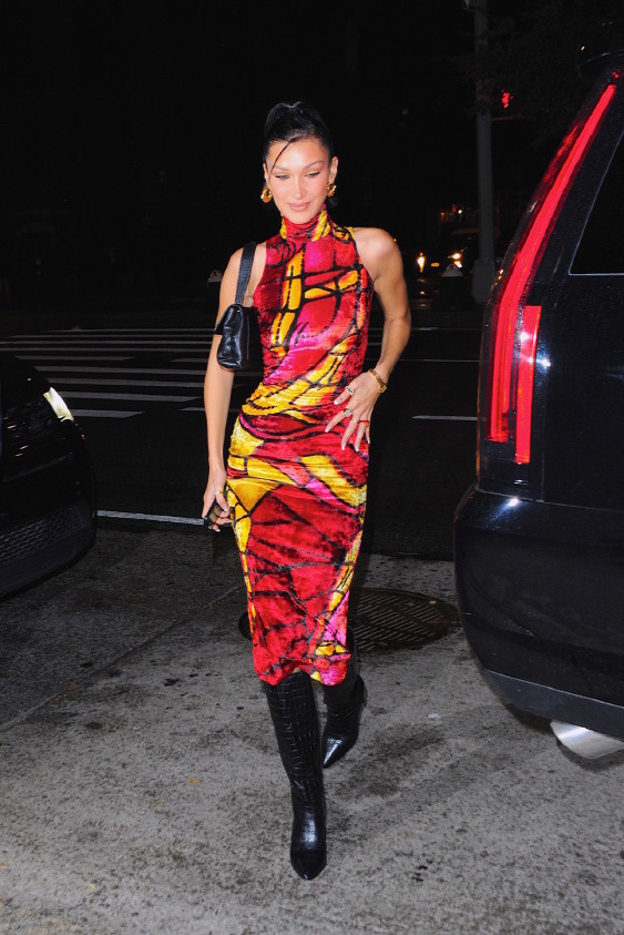 Bella Hadid Vintage Dior'uyla Sahnede