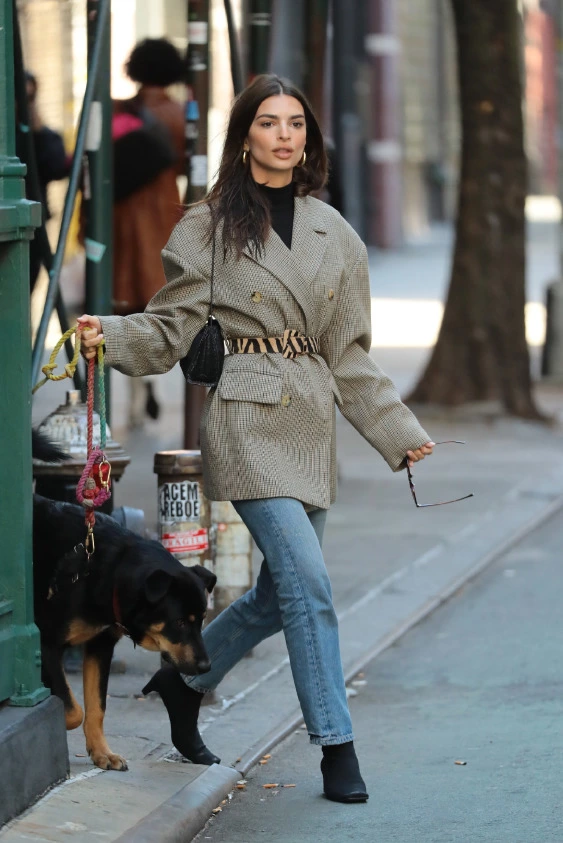 Emily Ratajkowski'den XXL Siluetlere XS Müdahele
