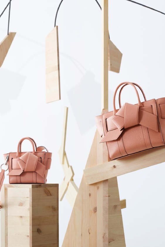 İsveç Tasarımı İngiliz Cazibesiyle Buluşuyor: Acne Studios x Mulberry