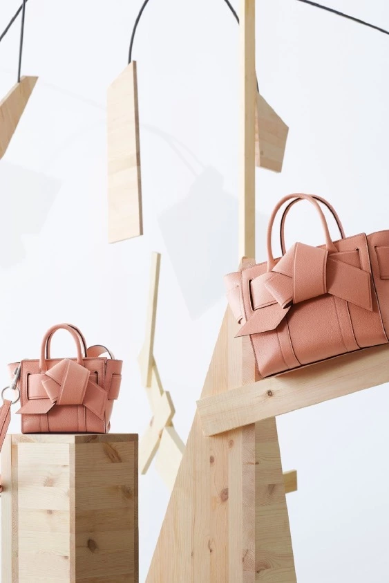 İsveç Tasarımı İngiliz Cazibesiyle Buluşuyor: Acne Studios x Mulberry