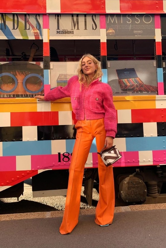 It-Girl Analizi: Emili Sindlev'in Renkli Stili