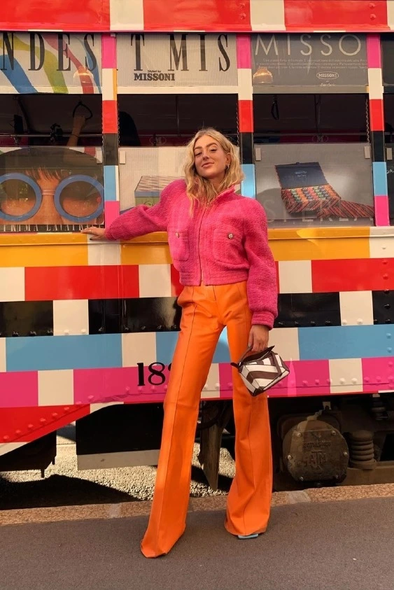 It-Girl Analizi: Emili Sindlev'in Renkli Stili