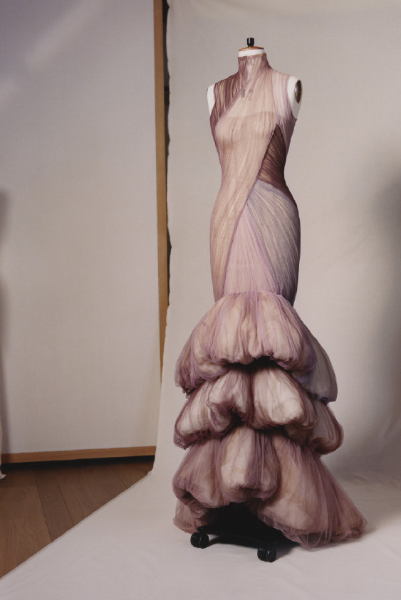 Alexander McQueen'den Gül Açan Bir Sergi