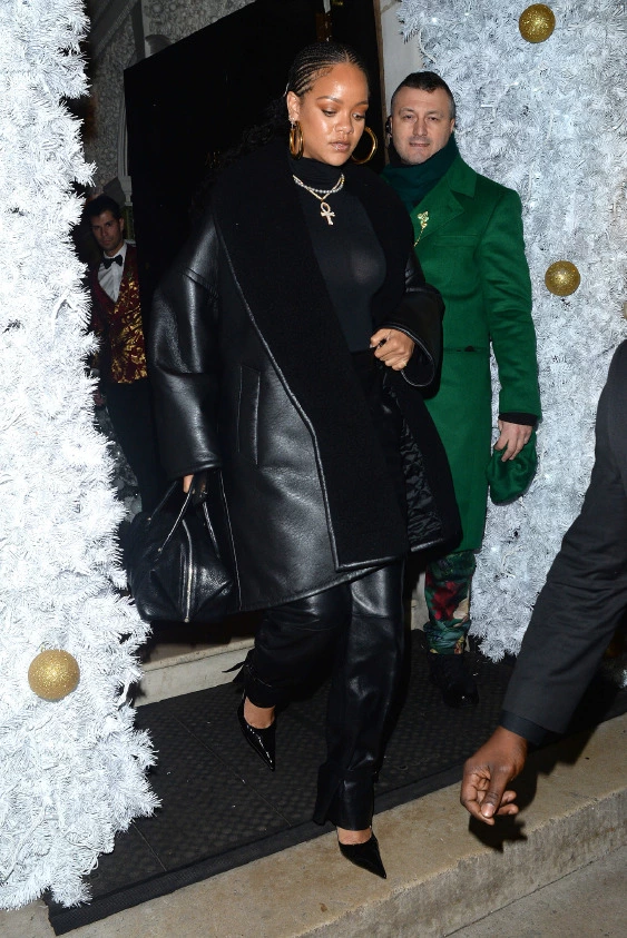 Rihanna'nın XXL Balenciaga Açılımı