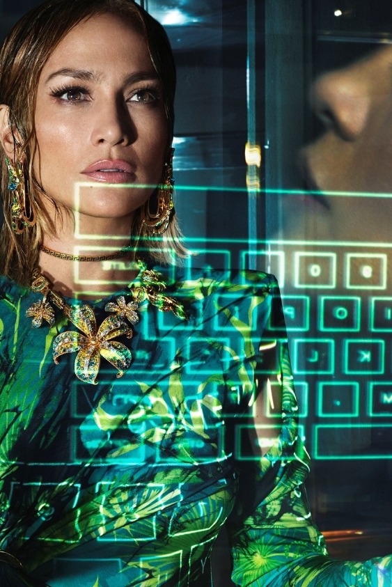 Jennifer Lopez ve Kendall Jenner, Versace'nin Teknolojik Evreninde