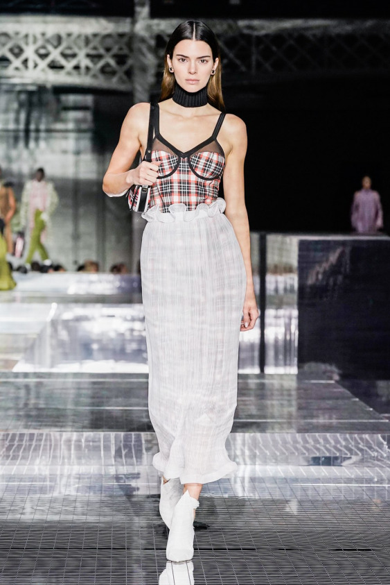 Burberry Defilesi Hakkında Bilmeniz Gereken 5 Şey