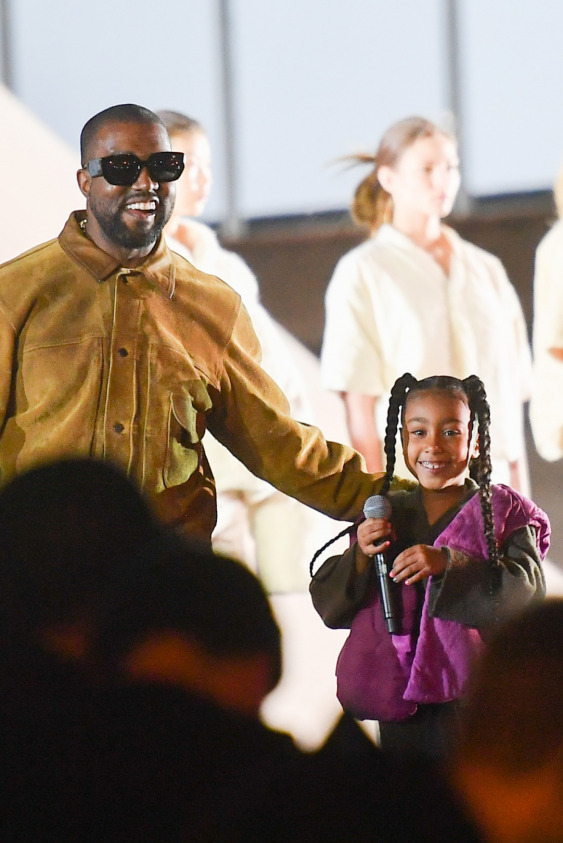 North West Yeezy Sahnesinde! North West Yeezy Sahnesinde!