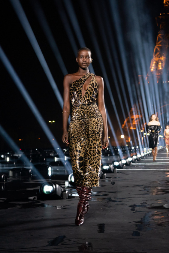 Saint Laurent Moda Takvimini Baştan Yazıyor