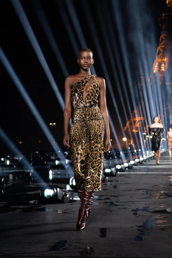 Saint Laurent Moda Takvimini Baştan Yazıyor