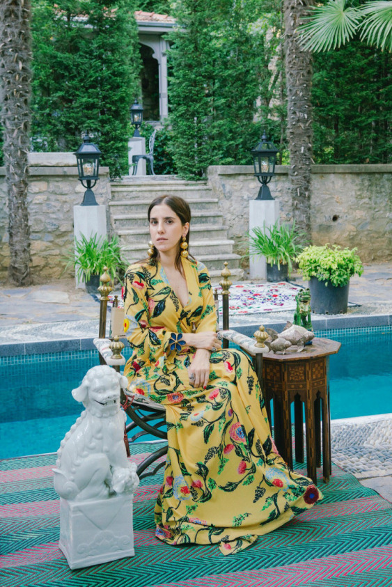 Begüm Khan Ne Dinliyor?