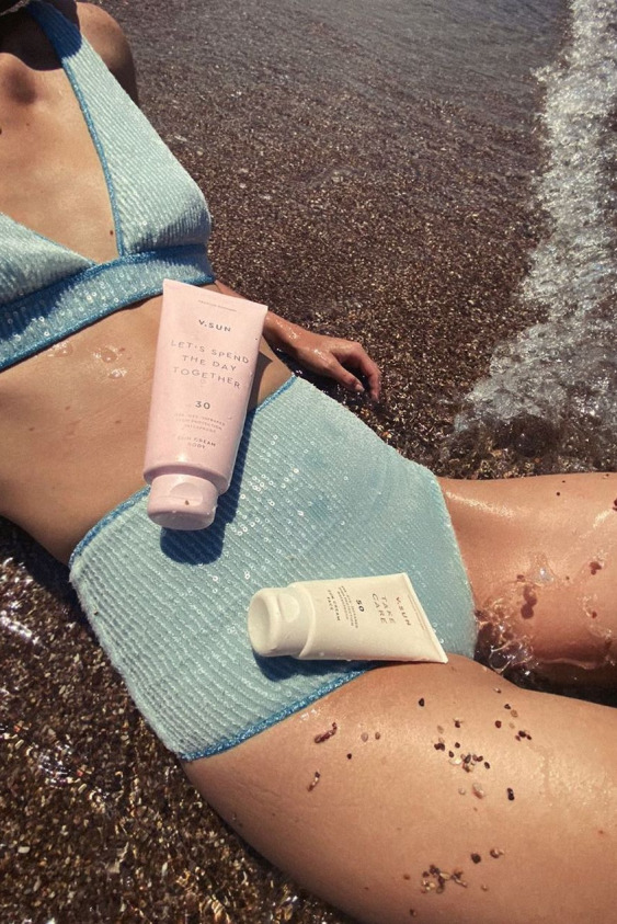 Plaj Çantanızda Olması Gereken 12 Güzellik Ürünü