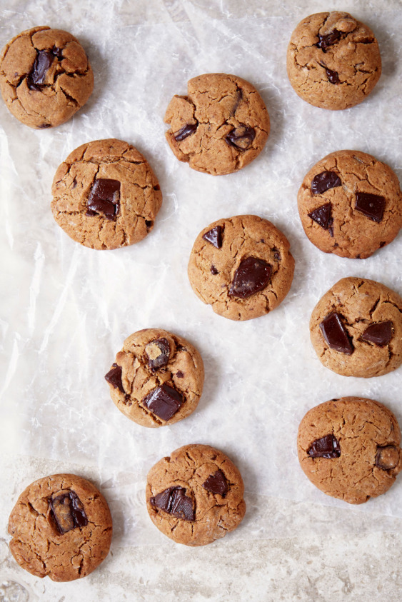 Deliciously Ella'dan Hafif ve Sağlıklı Yaz Tarifleri: Fıstık Ezmeli Çikolata Parçacıklı Kurabiye