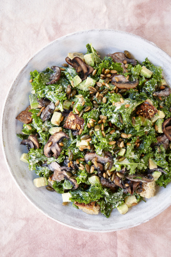 Deliciously Ella'dan Hafif ve Sağlıklı Yaz Tarifleri: Kale Salatası