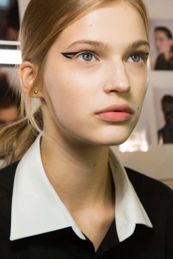 7 İpucuyla Eyeliner Sürme Sanatı 7 İpucuyla Eyeliner Sürme Sanatı