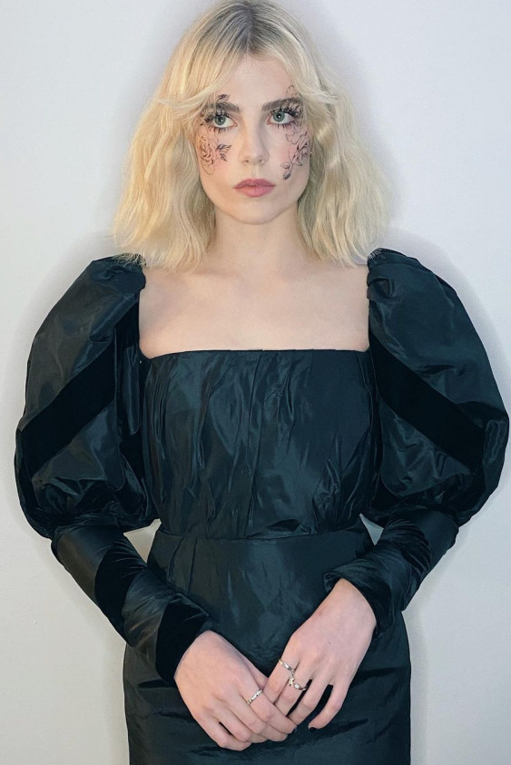 Lucy Boynton'un Karanlık ve Romantik Güzelliği