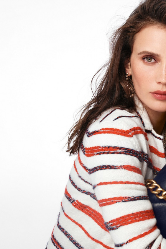 Duruşunda Saklı Güç: Chanel 19 Duruşunda Saklı Güç: Chanel 19