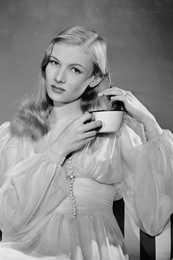 Saçlar da Cilt Gibi Yaş Alır Saçlar da Cilt Gibi Yaş Alır