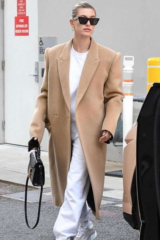 Beyaz Pantolonlar için Sıcak Mevsimleri Beklemeye Gerek Yok Hailey Bieber