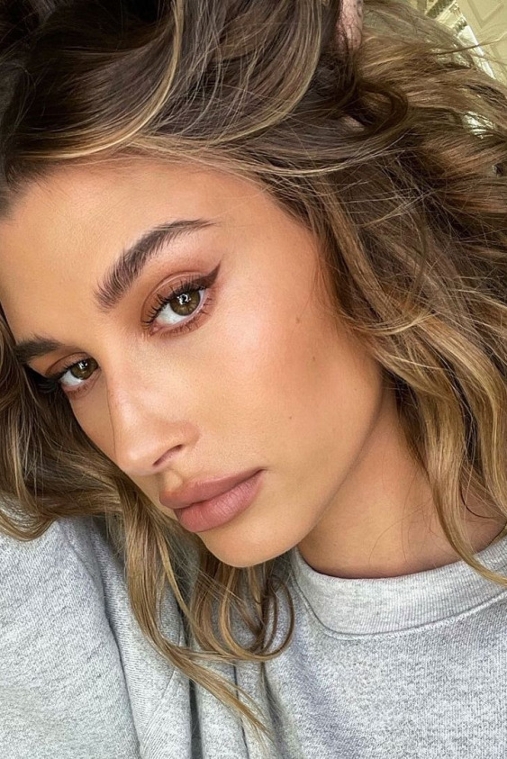 Hailey Baldwin'in Göz Makyajındaki Kilit Ürün
