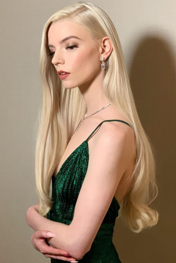 Anya Taylor-Joy’un Dior İmzalı Altın Küre Görünümü