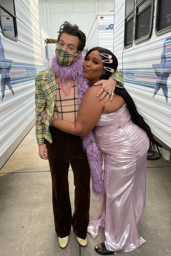 Instagram: @lizzobeeating