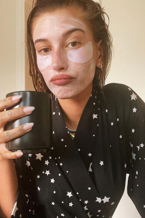 Hailey Bieber'ın Gece Bakım Rutini