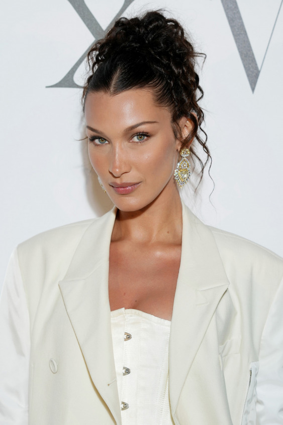 Bella Hadid'in Doğal ve Işıltılı Cannes Güzelliği