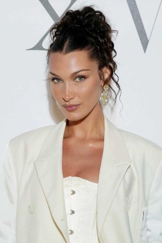 Bella Hadid'in Doğal ve Işıltılı Cannes Güzelliği