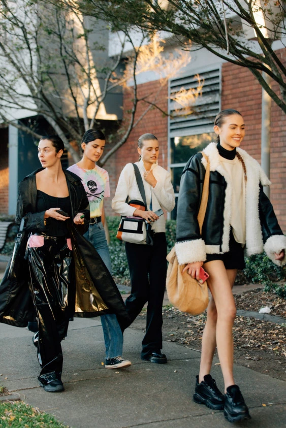 Giysilerimizde Neden Hala Bu Kadar Çok Plastik Var?