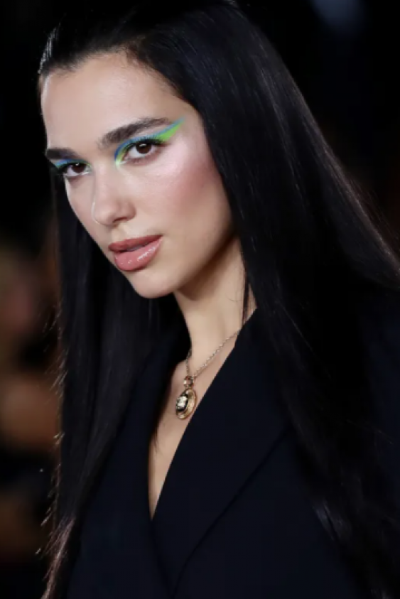 Dua Lipa, Versace Defilesinde Büyük Bir Saç Dönüşümü Başlattı