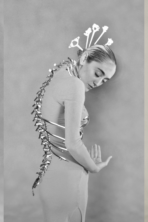 Ekin Bernay’dan Hakikat Duygusu Arayışında Bir Performans