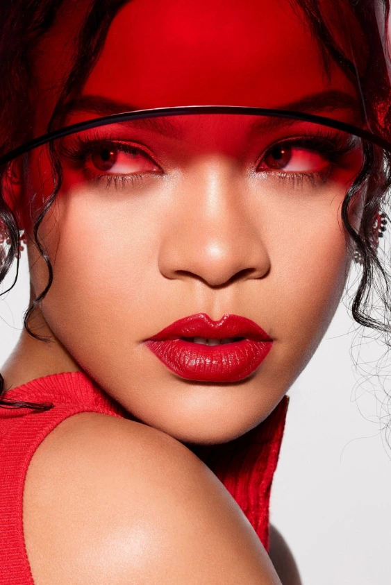 Rihanna'dan Bakımlı Dudakların Yeni Formülü