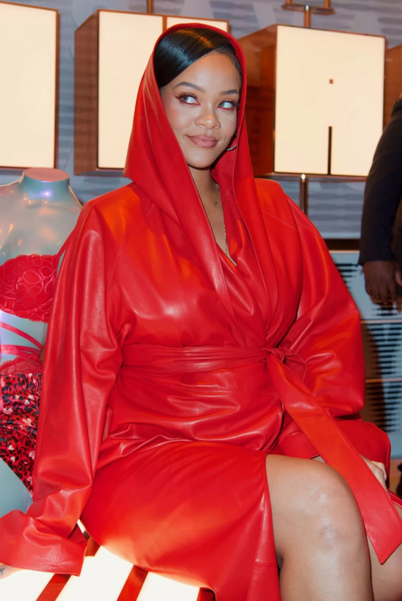Rihanna'dan Eyeliner'a Renkli Yorum Rihanna'dan Eyeliner'a Renkli Yorum