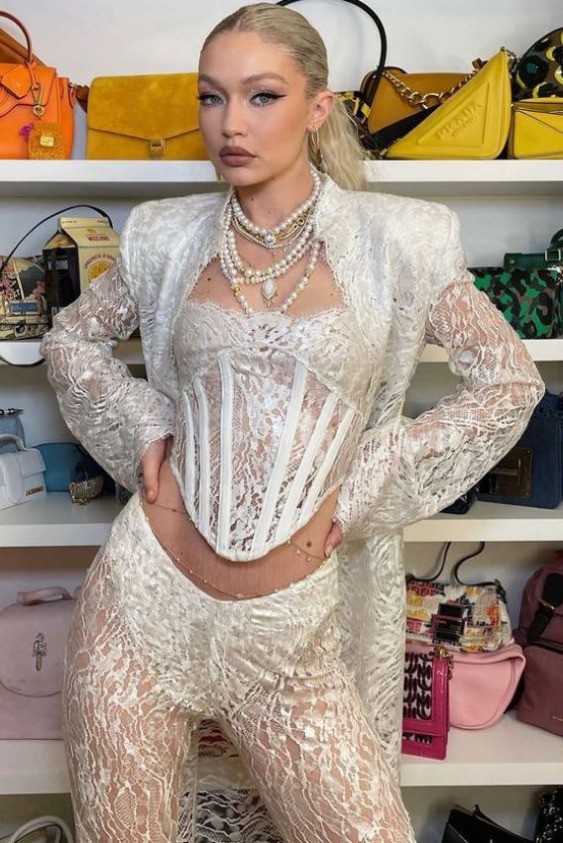 Gigi’nin Tercihi Beyaz Dantelden Yana