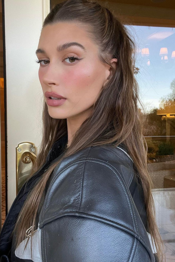 Hailey Bieber'ın Naturel Makyaj Rutini