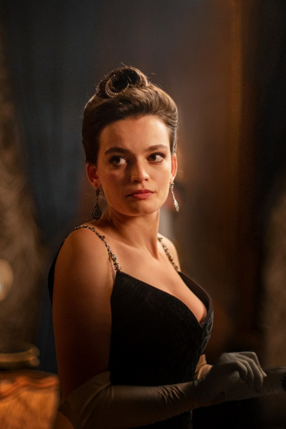 Eiffel'in Kostüm Tasarımcısı, Emma Mackey'i Nasıl 19. Yüzyıl Parisli Bir İlham Perisine Dönüştürdü?