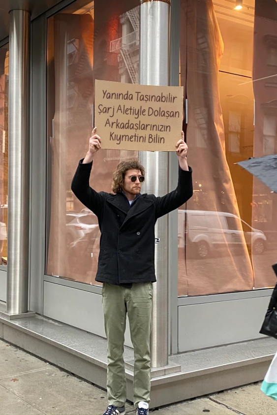 #VOGUESosyalEtki: Bir Karton Nasıl Sosyal Etki Yaratır? @dudewithsign'a Sorduk