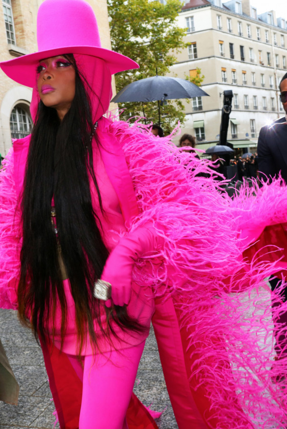 Şarkıcı Erykah Badu Modanın Yükselen Yıldızı Olmayı Nasıl Başardı?