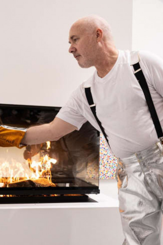 Galeriden Yükselen Dumanlar: Damien Hirst Eserlerini Yakıyor