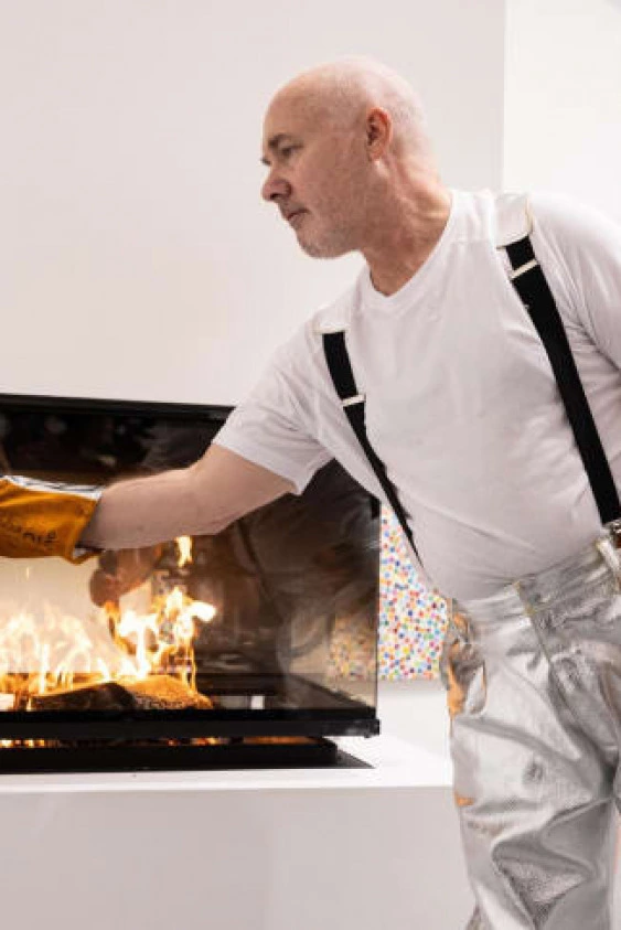 Galeriden Yükselen Dumanlar: Damien Hirst Eserlerini Yakıyor
