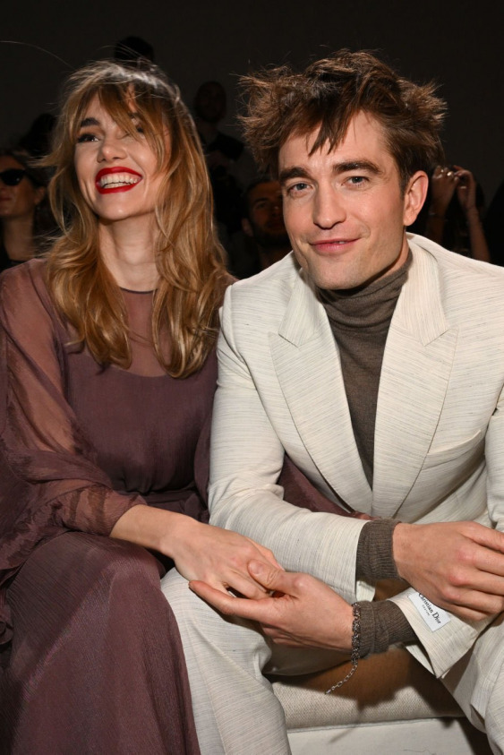 Robert Pattinson ve Suki Waterhouse Çiftinden İlk Kırmızı Halı Anı