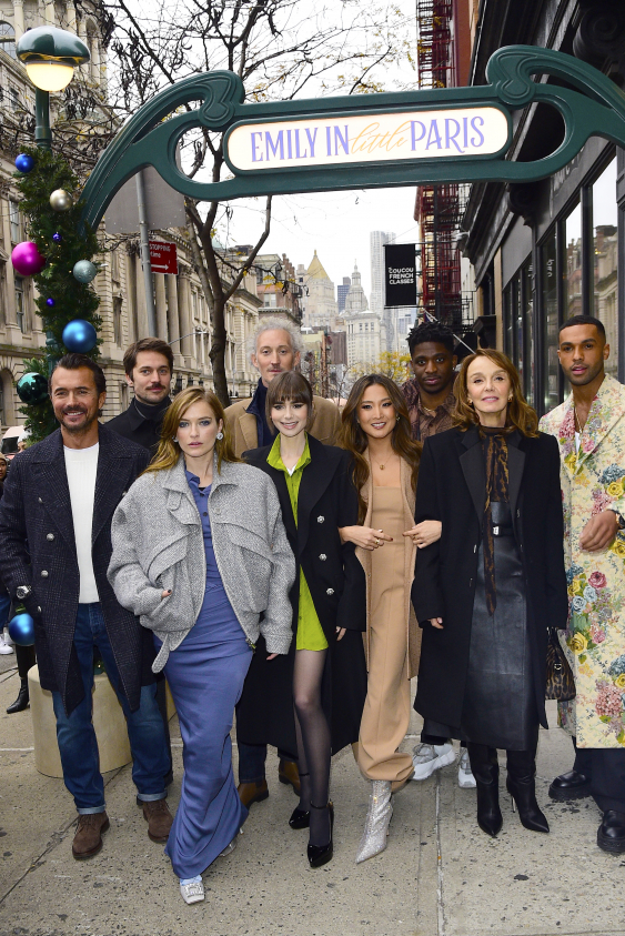 Emily in Paris Kadrosu Yeni Sezonun Tüm Sırlarını Açığa Çıkarıyor!