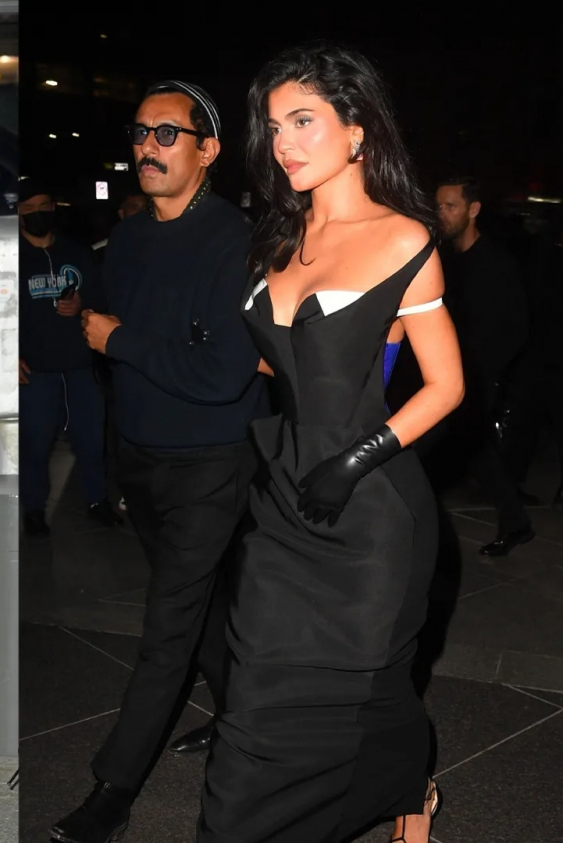 İnci Detaylar, Konforlu Pantolonlar ve Transparan Elbiseler: MET Partilerinin Öne Çıkan Görünümleri