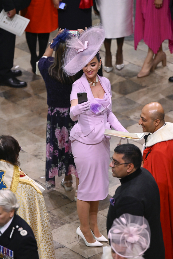 Londra'da Katy Perry’den Göz Kamaştırıcı Vivienne Westwood Şıklığı