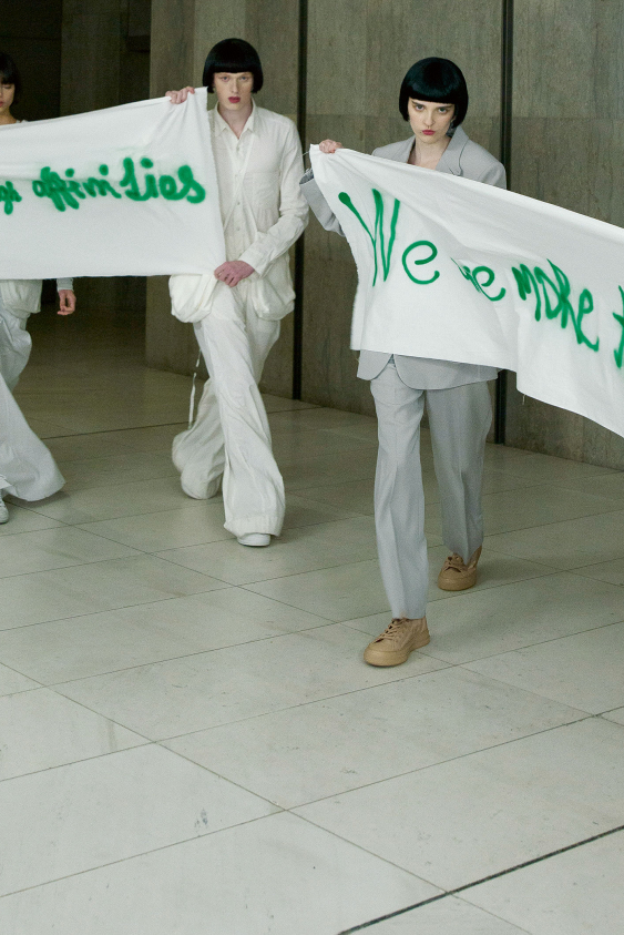 Moda, Kadınların Yanında Moda, Kadınların Yanında