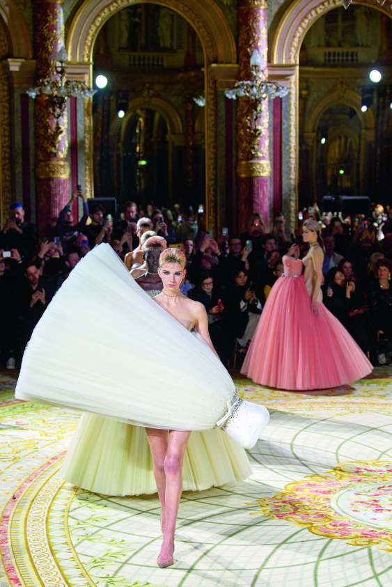 Defileler Şova Mı Dönüşüyor?