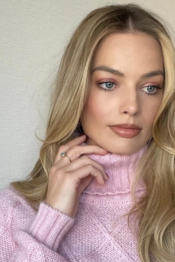 Margot Robbie'den Barbie Manikürü Margot Robbie'den Barbie Manikürü