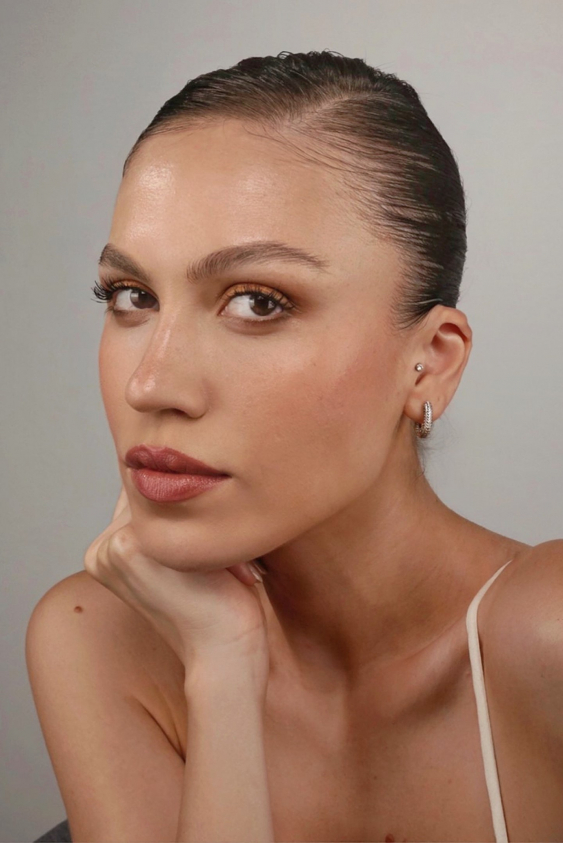 Duygu Özaslan’ın Yaz Makyajını ve Favori Ürünlerini Listeye Alın