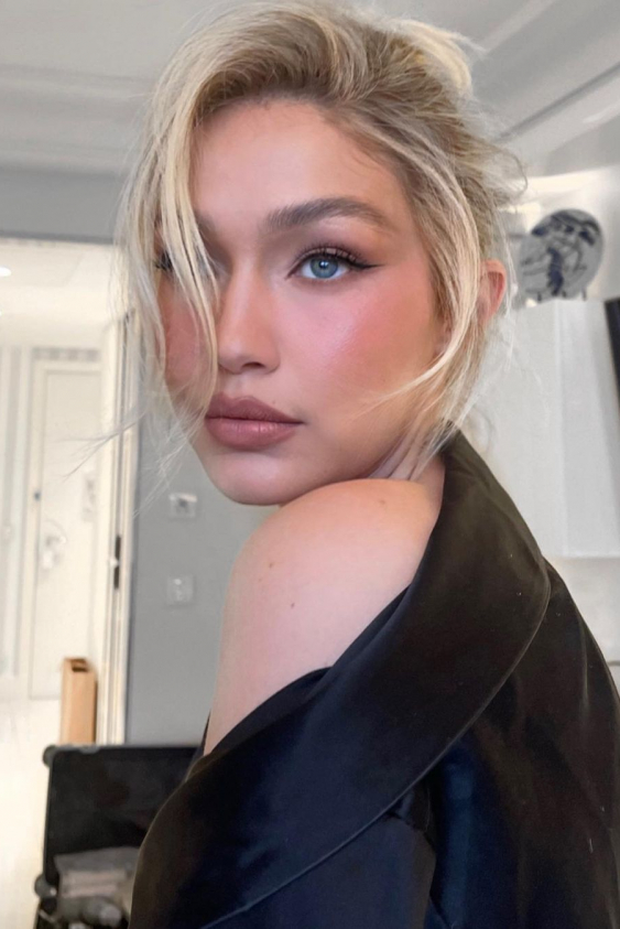 Uzayan Perçemlerin Kurtarıcı Saç Trendi: Curved Bangs