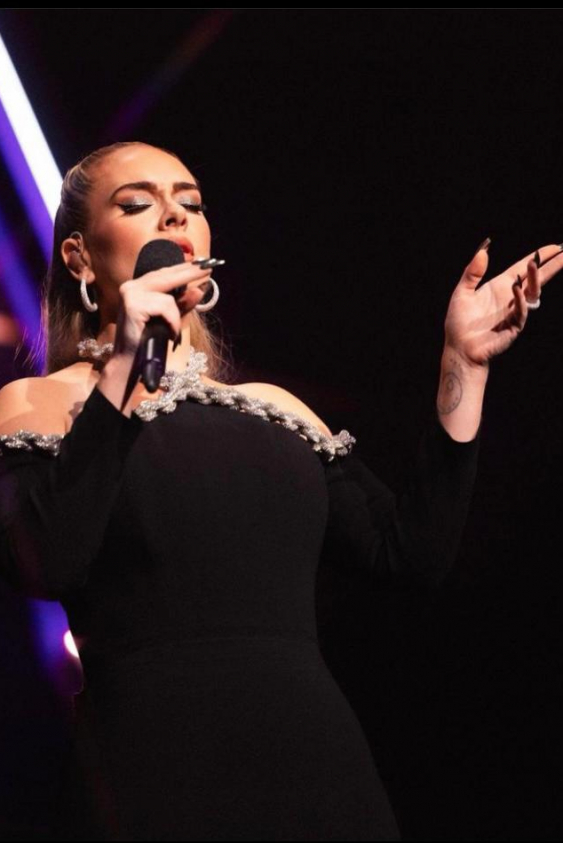 Adele, Las Vegas Konseri İçin Özel Dikim Stella McCartney Tasarımı Tercih Etti